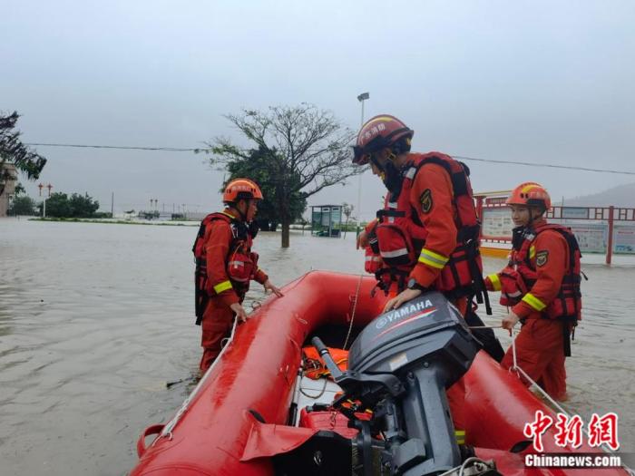 暴雨致广东多地内涝，消防救援人员赴一线解救被困民众。广东省消防救援总队供图