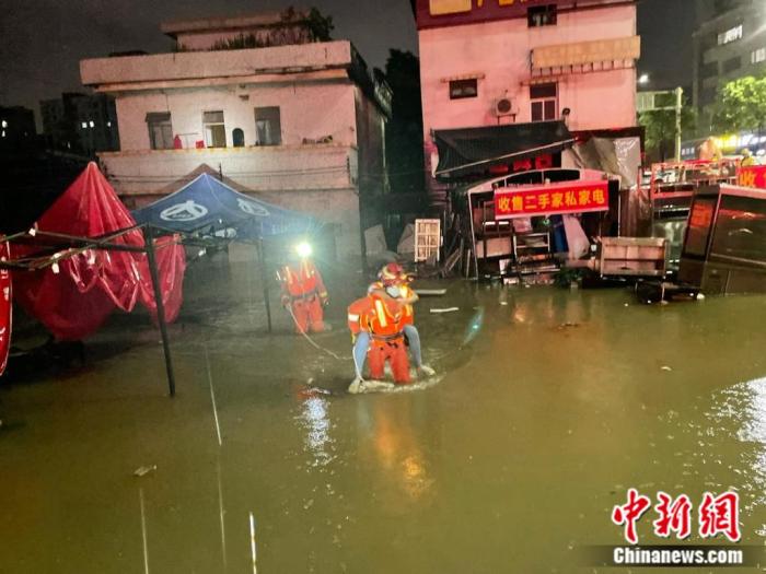 暴雨致广东多地内涝，消防救援人员赴一线解救被困民众。广东省消防救援总队供图