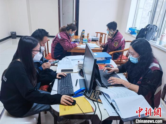 图为流调人员开展工作。　青海省疾控中心 供图