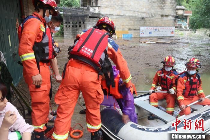 广西田东暴雨致当地一村屯被淹消防员划艇救42人