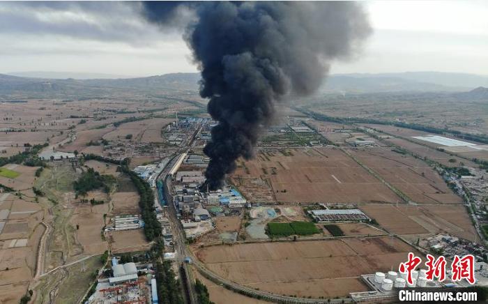 位于忻府区兰村乡北场村的忻州市富达挤塑板厂突发火情。　海青 摄