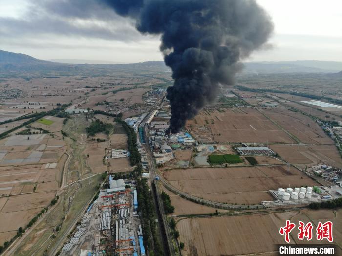 位于忻府区兰村乡北场村的忻州市富达挤塑板厂突发火情。　海青 摄