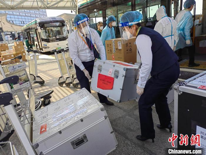 2架包机航班共计承运行李及医疗器械470件，总重量近8000公斤 南航供图