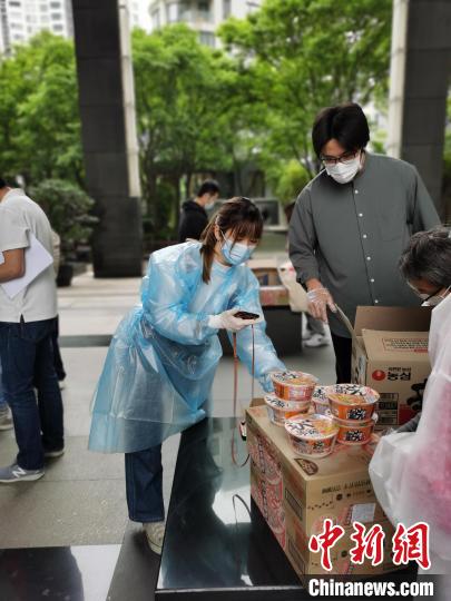 渡边亚沙子(左)在核对订单。　受访者供图