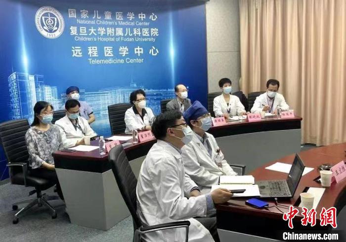 上海市新冠救治专家组开展线上会诊指导。　儿科医院供图