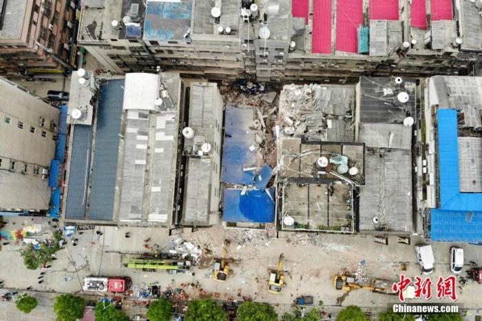 资料图：4月29日，长沙望城区金山桥街道金坪社区盘树湾一栋自建房倒塌。 杨华峰 摄