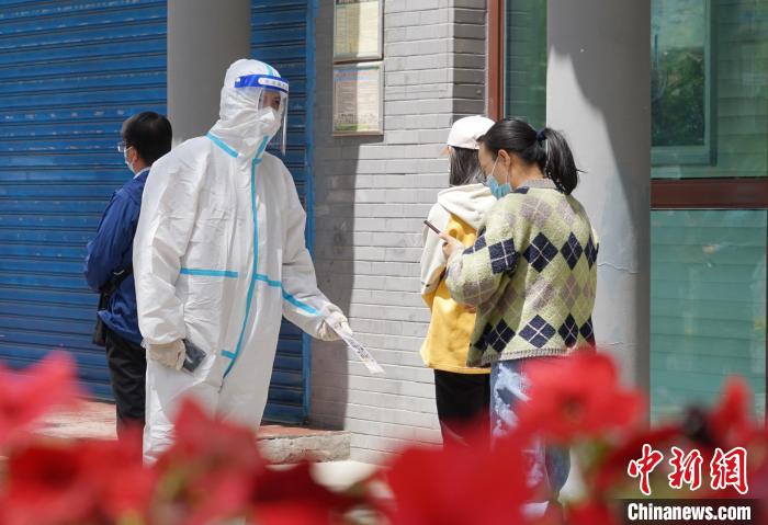 图为居民扫码填写个人信息。　马铭言 摄