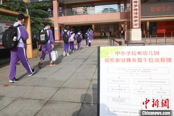 图为5月16日，江西南昌育新学校初中部，初三年级学生保持社交距离有序走进学校。　刘力鑫 摄