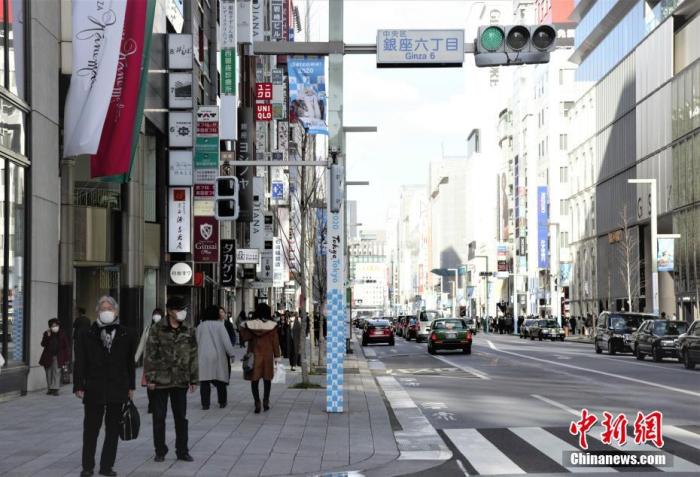 资料图：日本东京街头过马路的行人。<a target=
