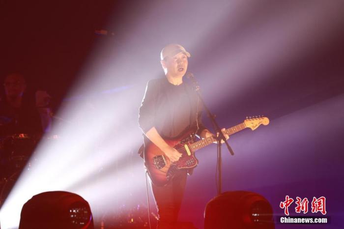当地时间11月8日晚，中国摇滚乐明星崔健首次在悉尼举行演唱会，受到观众热烈追捧。图为崔健在演出现场。<a target=