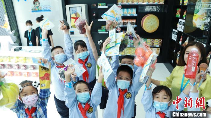 图为四川省成都市青少年宫(九里堤活动中心)“知食小卖部”展览现场。　UNICEF供图Ma Ding摄