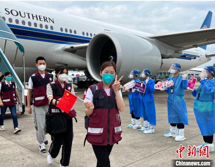 广东省援沪医疗队300名医护人员搭乘南方航空包机航班返穗 南航供图