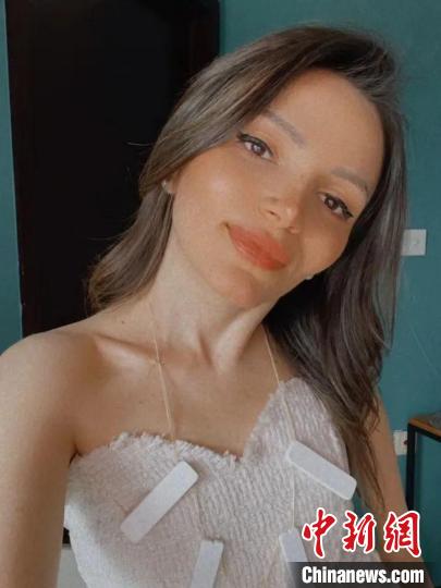Astrid Poghosyan马星星佩戴抗原试剂盒“项链” 受访人供图