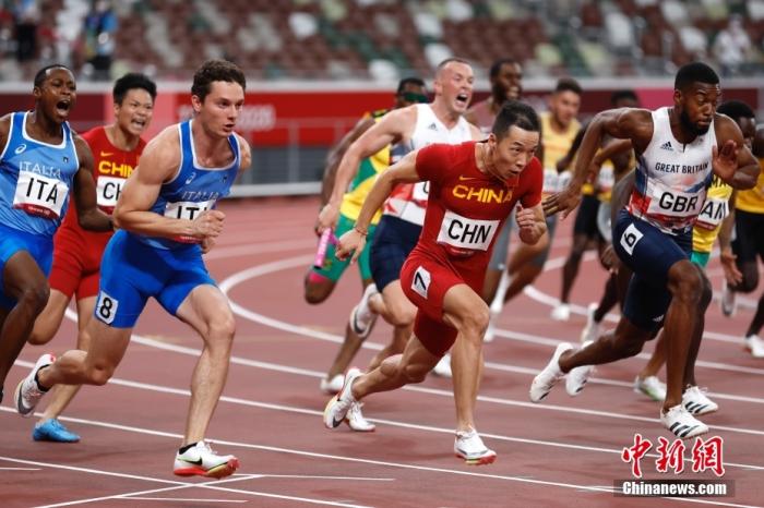 资料图为2021年8月6日，东京奥运会男子4X100米接力决赛，中国选手吴智强（右二）、苏炳添（左二）在比赛中。 <a target=