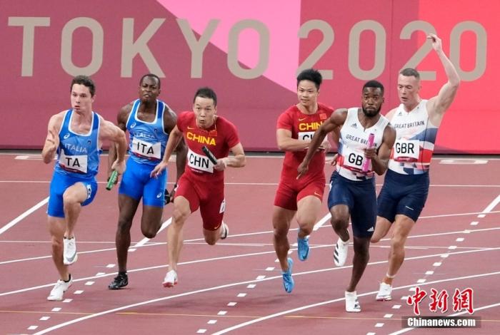 资料图为2021年8月6日，东京奥运会男子4X100米接力决赛，苏炳添（右三）给吴智强（右四）交棒。 <a target=