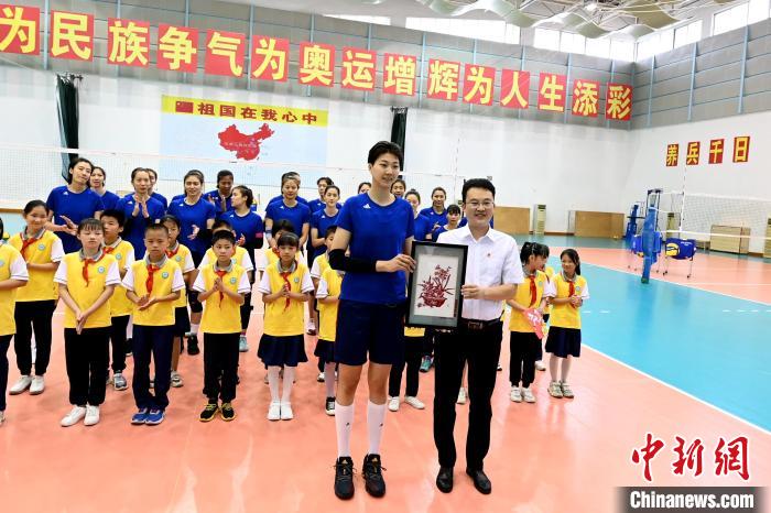 共青团漳州市委书记张宸珲(右)向中国女排队员代表赠送纪念品。　张金川 摄