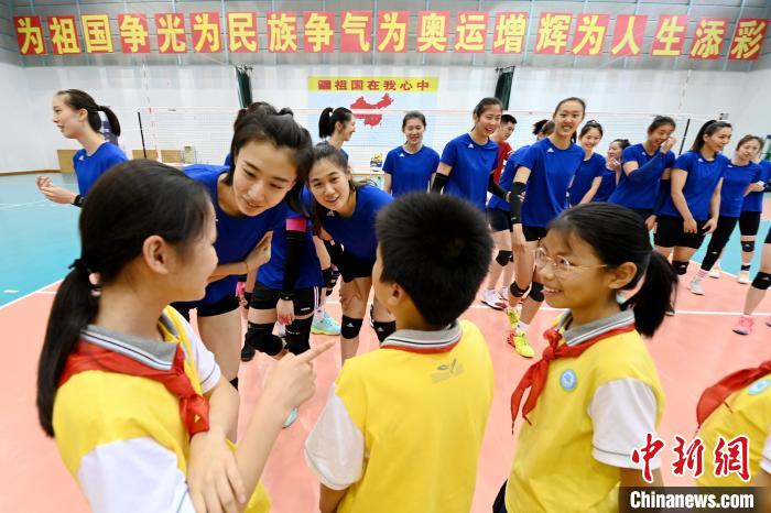 中国女排队员与华安县先锋小学少先队员互动交流。　张金川 摄