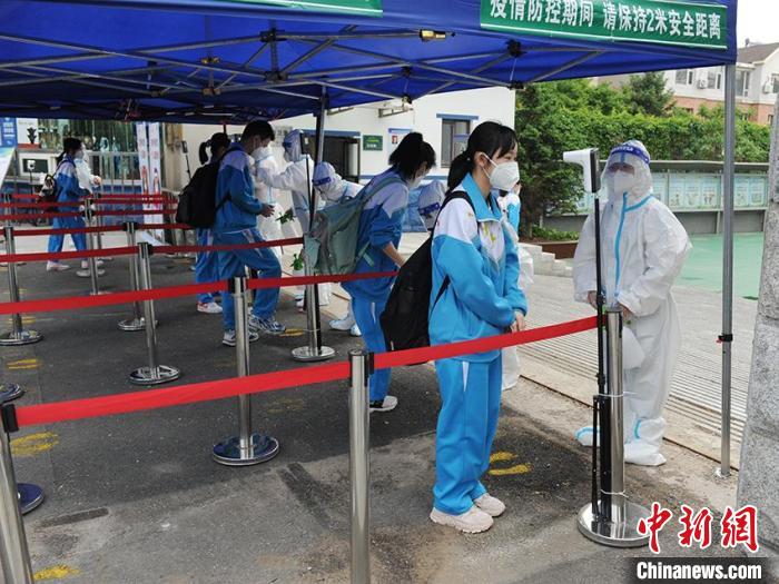 东北师范大学附属中学(明珠校区)初三学生排队入校。　刘栋 摄
