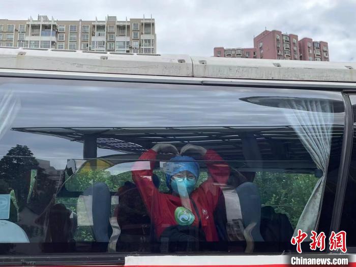 一位队员在车上比爱心。　湖南中医药大学第一附属医院供图