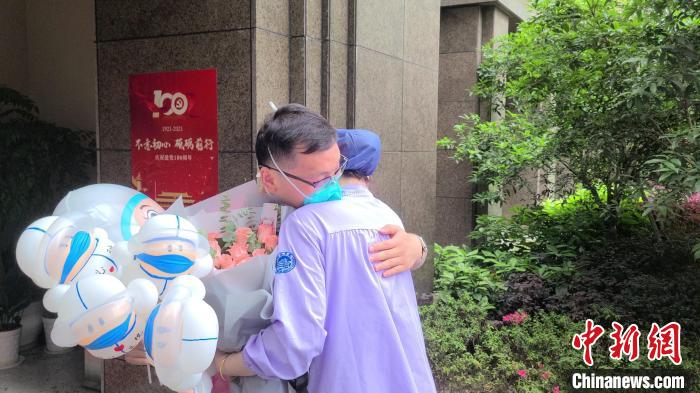 谢飞与妻子拥抱。　崔倩娴 摄