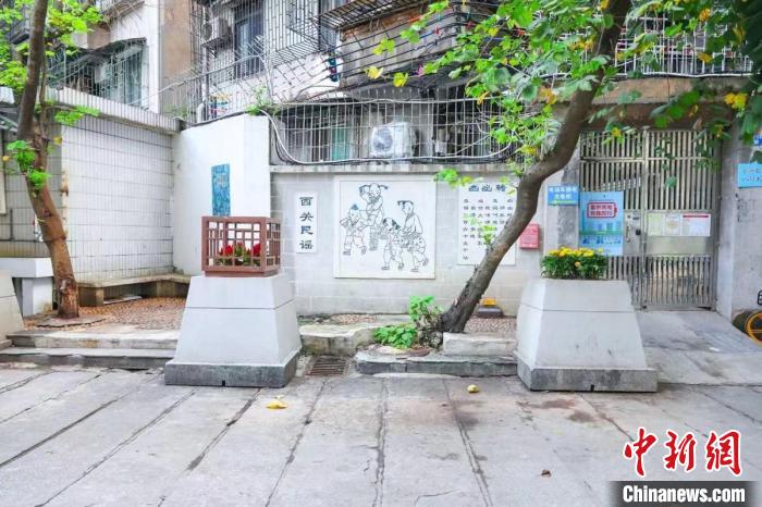 翻新后的西关民谣壁画墙 成广聚 摄