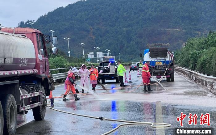 抢险人员正在清理道路。　四川高速公安六分局 摄