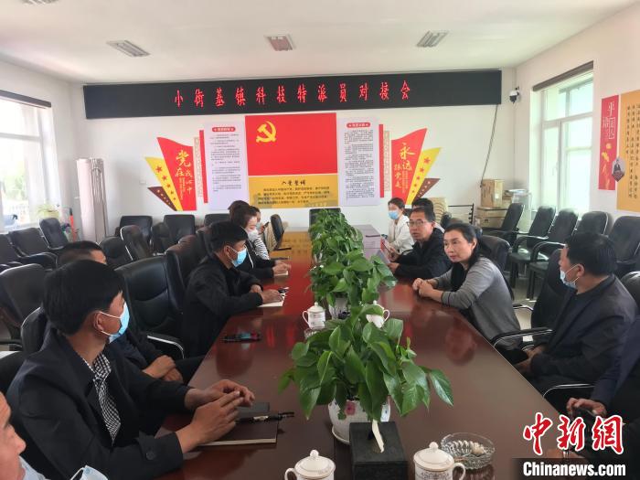 图为科技特派员到乡镇对接。　吴广飞供图