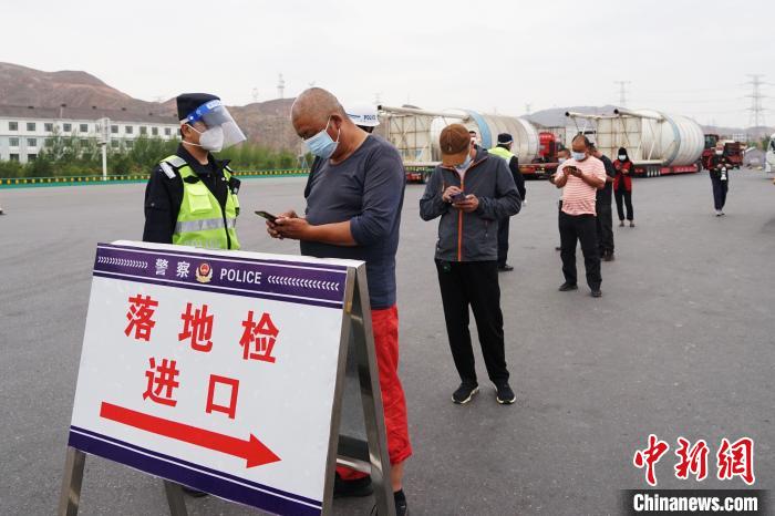 图为来宁返宁人员排队进行“落地检”。　马铭言 摄