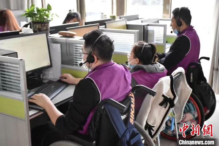 图为残疾人通过培训后就业增收。(资料图) 甘肃省残联供图