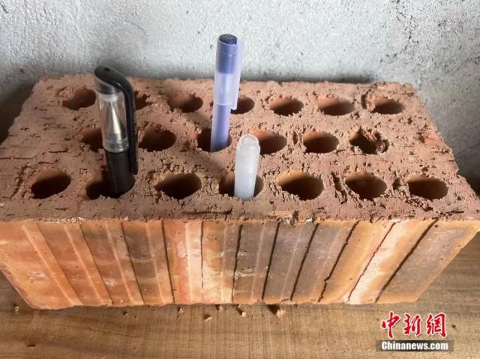 　　将多孔砖用作天然的笔筒。祝欢 摄