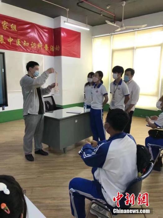 图为5月12日，陈京峰为柬埔寨学生科普中医知识。 <a target=