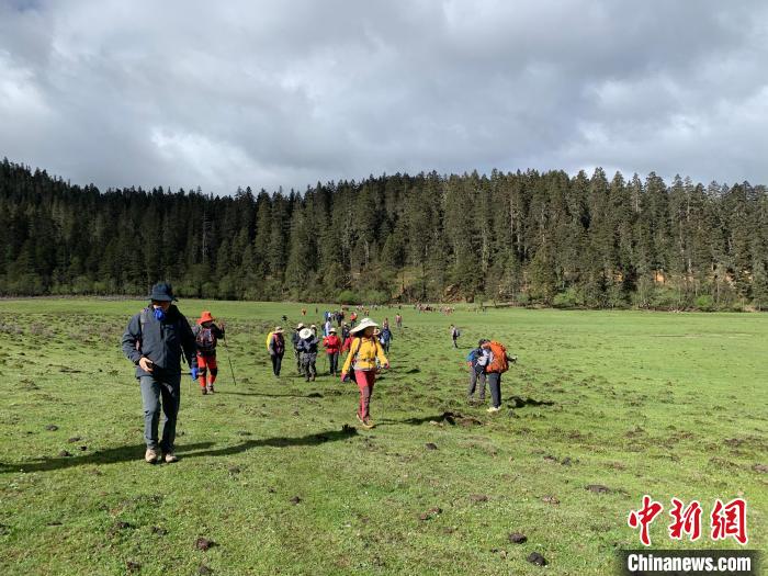 首届香格里拉户外运动大会在普达措国家公园举办