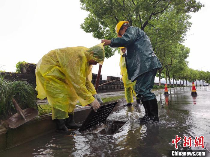 黄山市防洪排涝抢险小分队疏通城市地下管道。　徐雅娜 　摄