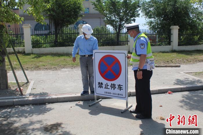 设置交通安全警示牌。　林榕生 摄