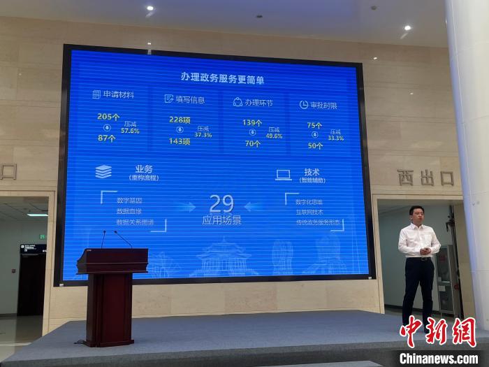 “只提交一次材料”场景上线后，企业群众在办事过程中将会更加方便快捷。　李晛 摄