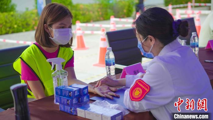 中国援柬中医抗疫专家组为在柬中资企业柬籍员工义诊。　欧阳开宇 摄