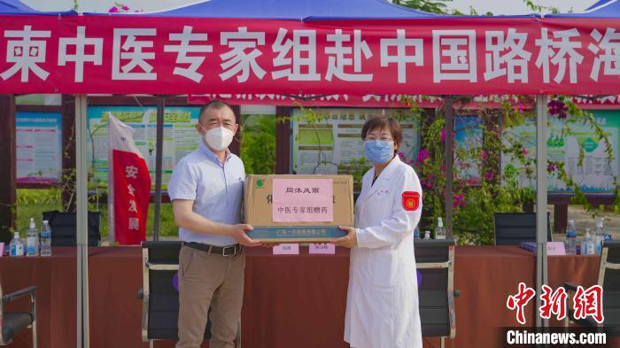 中国援柬中医抗疫专家组向在柬中资企业赠药。　欧阳开宇 摄