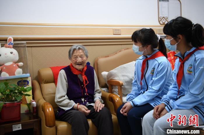 许奶奶看到孩子们茁壮成长非常欣慰。　薛为传 摄