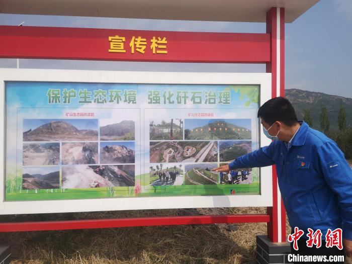 杜儿坪矿环保健康中心主任白保元讲述该矿今昔。　范丽芳 摄