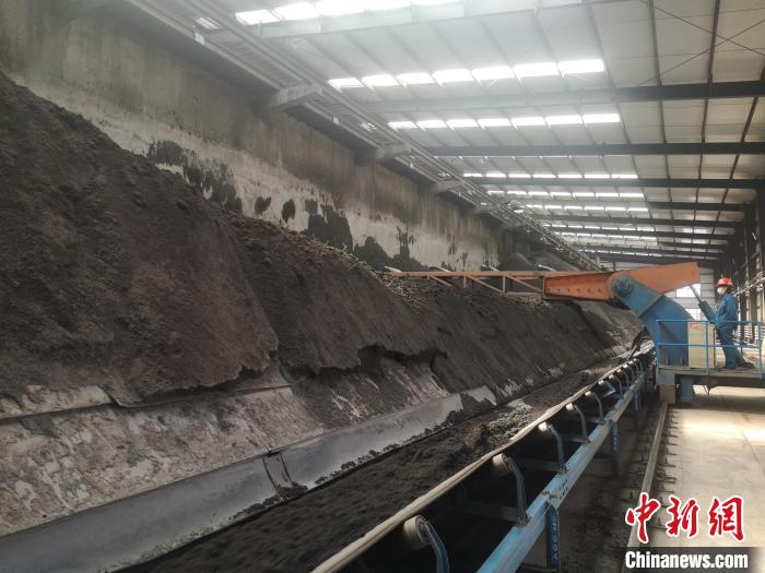 经坊煤业建材厂内，被磨成粉状的煤矸石与其他物质配比后烧制成砖。　范丽芳 摄