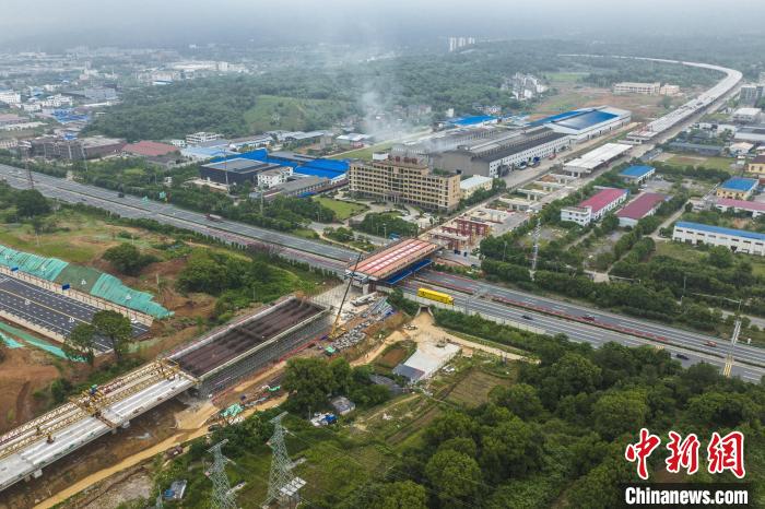 江西九江新建快速路顶推施工横跨九江市柴桑区沙城大道和福银高速公路。　卢建建 摄