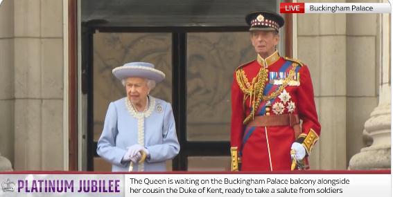 英国举行女王登基70周年庆祝活动英女王现身阅兵仪式