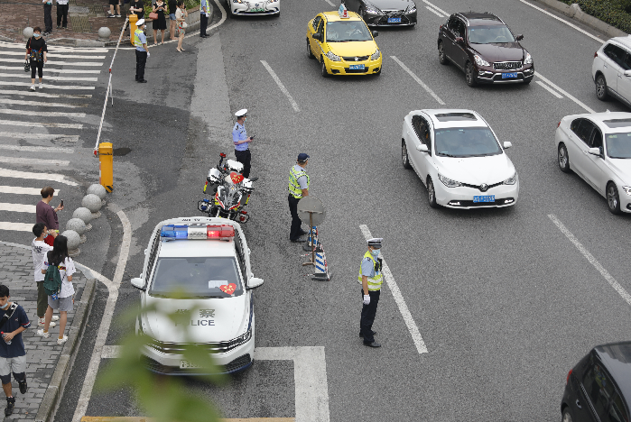 2022年高考在即，九龙坡交巡警呼吁为考生让出“绿色通道”