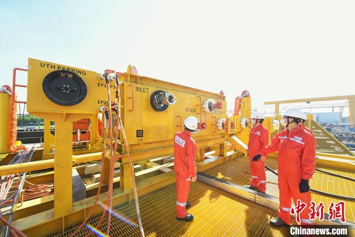 6月6日，由中国自主设计、建造和调试的首套深水水下多功能管汇系统在海油工程天津临港特种装备制造场地正式交付，标志着中国海洋油气水下生产装备自主研发、设计、制造和测试技术取得重要突破。 <a target=