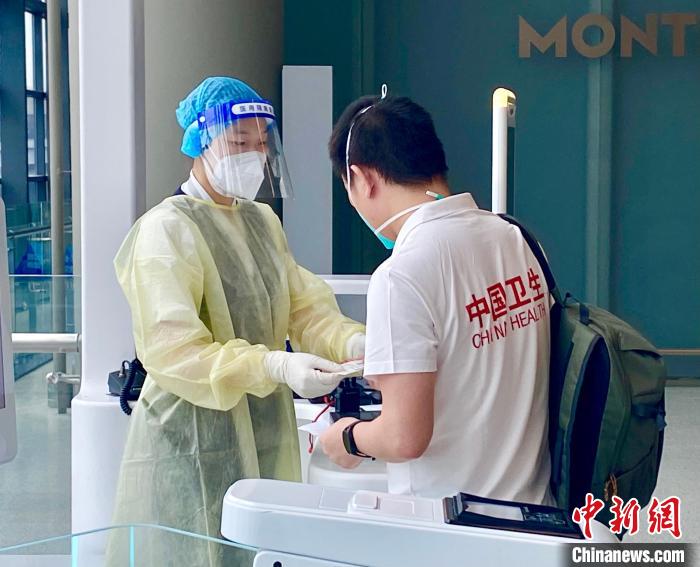 南航分批次引导医疗队快速通过安检通道，登机口加派人手协助服务引导。　南航供图