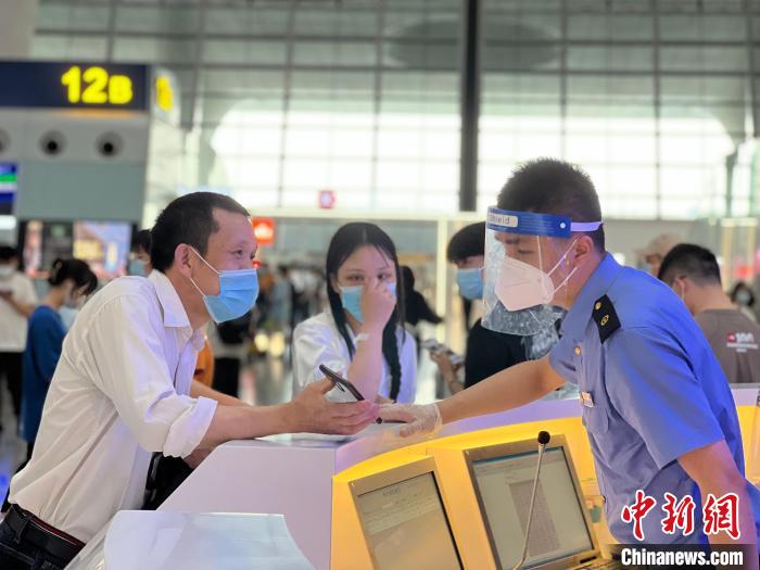 工作人员为旅客答疑。　林园园 摄