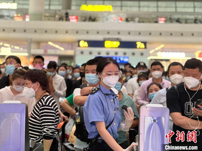在杭州东站，旅客有序排队。　林园园 摄