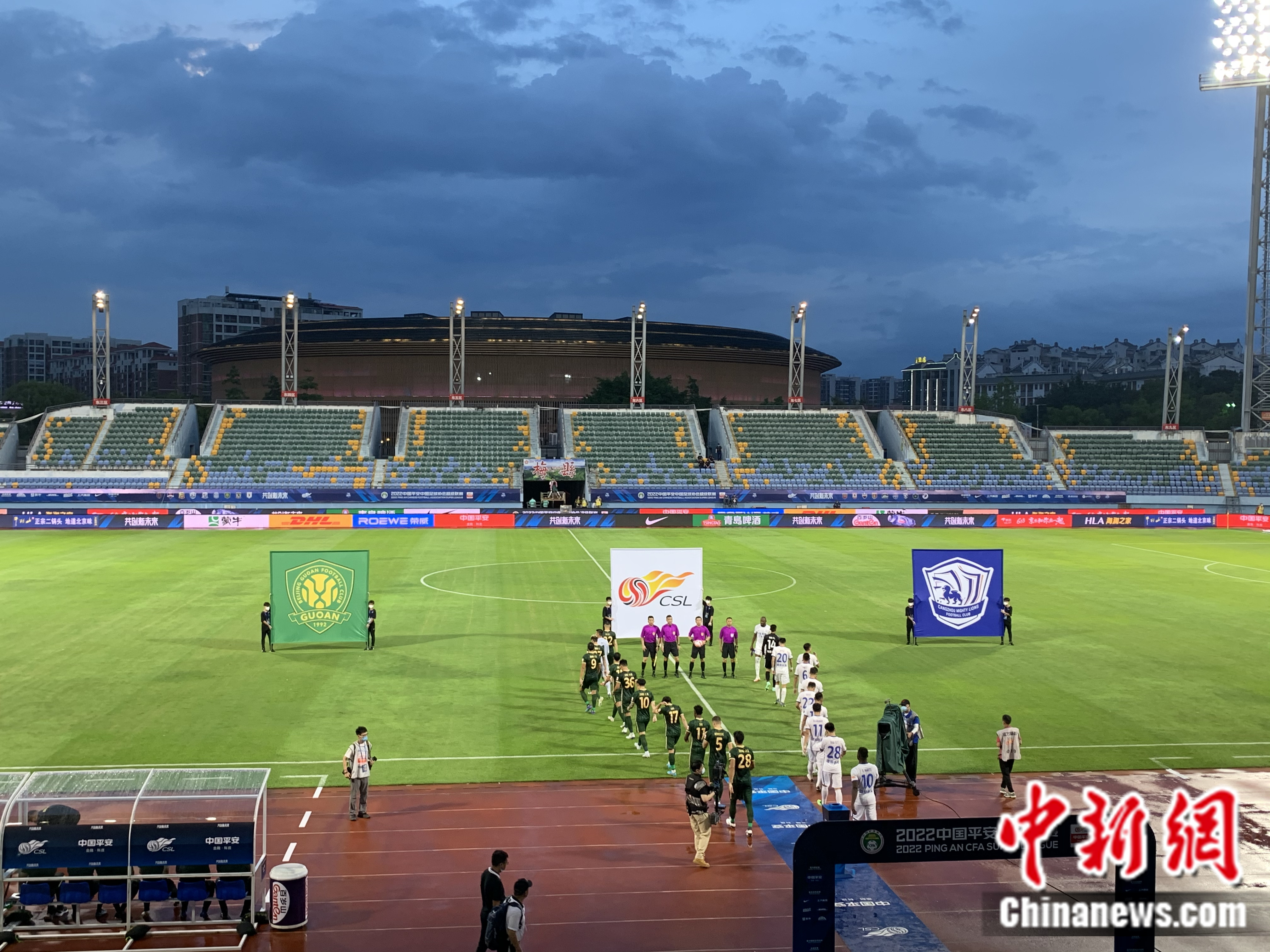北京国安与沧州雄狮比赛入场仪式。卞立群 摄