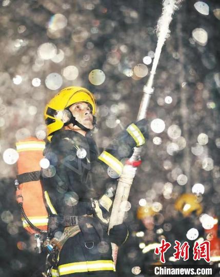 图为李长春参与救援(资料图) 武汉消防供图