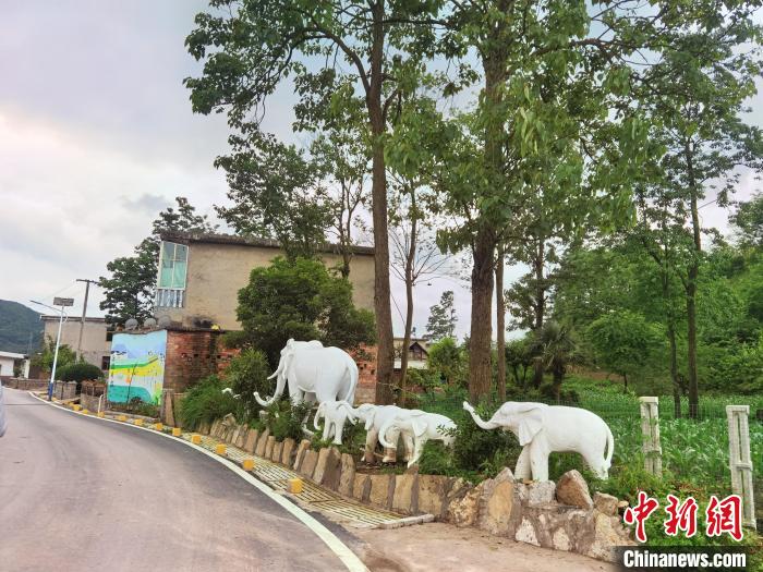 图为普陀村干净整洁的道路两旁的雕塑。　周燕玲 摄